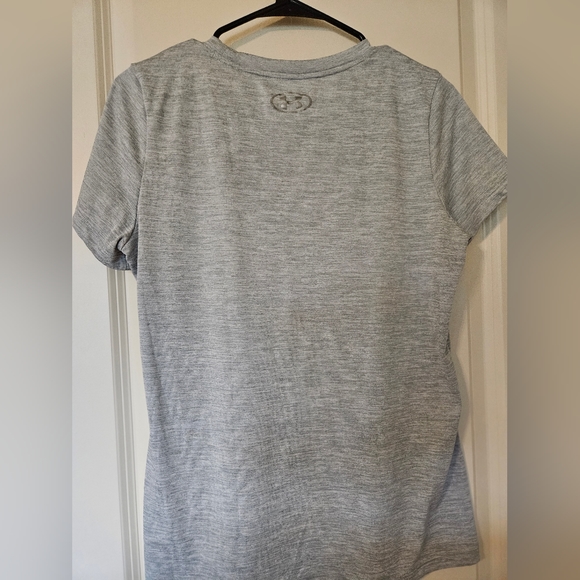 Under Armour t-shirt, featuring a gray base color and a printed l - Picture 2 of 3